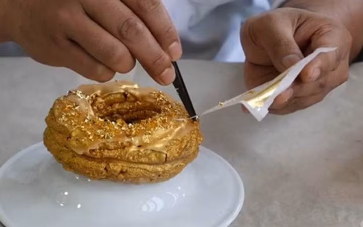 Để thưởng thức được món bánh dát vàng đắt đỏ này khách hàng phải đặt trước 24 giờ tại khách sạn Wes tin , New York, Mỹ và trả số tiến là 1.000 USD. (Ảnh: KT)