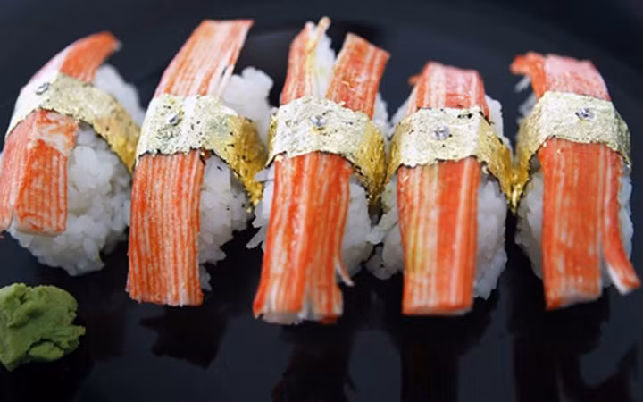 Đầu bếp người Philippines Angelito Araneta đã tạo ra món sushi được kỷ lục Guinness ghi nhận là đắt nhất thế giới. Giá thành của mỗi miếng sushi lên đến 1.800 USD, bao gồm cá hồi Na Uy, gan ngỗng, nhụy hoa nghệ tây và quấn quanh nó là những miếng vàng lá dát mỏng cùng một hạt kim cương. (Ảnh: KT)