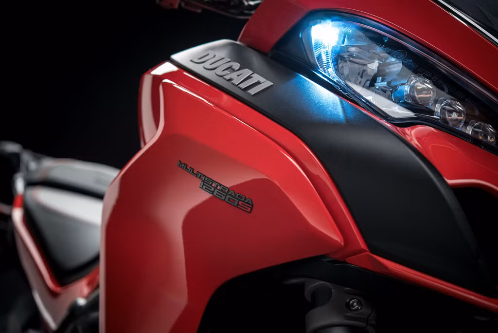 Đèn góc: Một công nghệ đèn khác cũng đang dần phổ biến trên môtô phân khối lớn chính là đèn góc (cornering light), như chiếc Ducati Multistrada 1260 vừa ra mắt. Công nghệ này hỗ trợ chiếu sáng khi vào cua, tự động mở góc chiếu sáng theo đánh lái của xe. Công nghệ đèn góc được dự đoán sẽ xuất hiện phổ biến trên môtô trong năm 2018, đặc biệt là các dòng xe như adventure hay sport-touring.