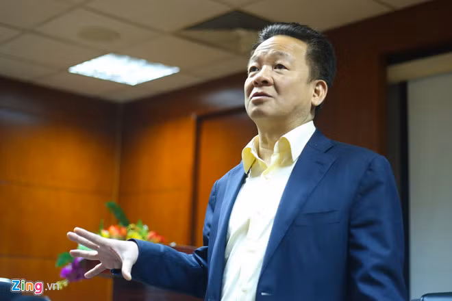 Ngoài số lượng cổ phiếu lớn tại SHB, một số công ty khác liên quan đến bầu Hiển cũng sở hữu lượng lớn cổ phiếu SHB như Công ty CP Tập đoàn T&amp;T nắm giữ trên 60,7 triệu cổ phiếu SHB, tương ứng tỉ lệ 6,85%; Công ty CP Chứng khoán Sài Gòn - Hà Nội (SHS) sở hữu hơn 22,5 triệu cổ phiếu, tương đương 2,54% và Công ty CP Quản lý Quỹ Sài Gòn - Hà Nội (SHF) có gần 777.000 cổ phiếu, chiếm tỉ lệ xấp xỉ 0,09%. Ảnh: Zing.