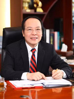 Ngay sau khi được bầu làm Chủ tịch HĐQT của TPBank, ông Phú đã bắt tay vào thay đổi toàn bộ bộ máy, ban điều hành và tái cơ cấu ngân hàng. Sau khoảng 1 năm chèo lái, TPBank đã có những thay đổi căn bản, từ chỗ là ngân hàng gặp khó đến giữa năm 2015, TPBank đã trở thành ngân hàng duy nhất tái cơ cấu thành công trong số hơn chục ngân hàng yếu kém. Ảnh: Hiệp Hội Kinh Doanh Vàng Việt Nam - VGTA.