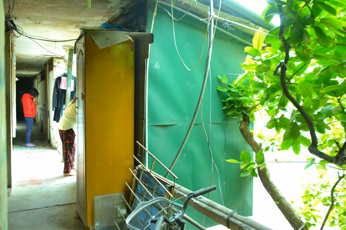 Phần còn lại là một nửa khu nhà cũ nát mà các hộ dân kiên quyết bám trụ.