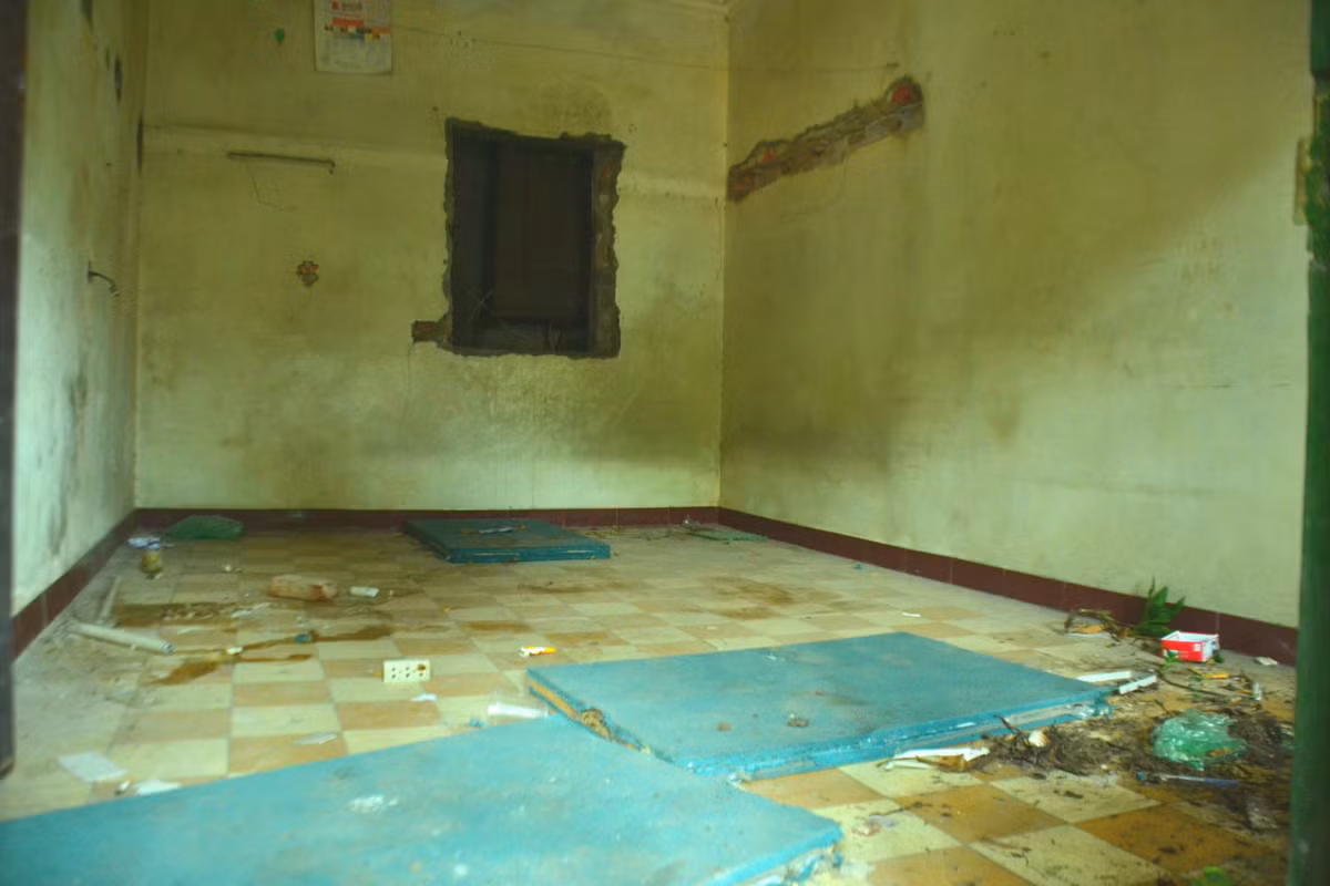 Nguyên nhân là do 11 hộ dân khu tập thể 30A Lý Thường Kiệt - 33 Hàng Bài vẫn chưa di dời vì không đồng ý với phương án bồi thường của UBND quận Hoàn Kiếm đã phê duyệt.