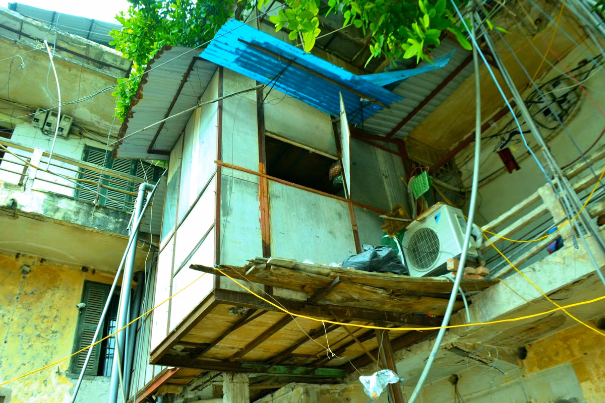 Những "chuồng cọp" đang "đeo bám" trên căn hộ của các hộ dân...