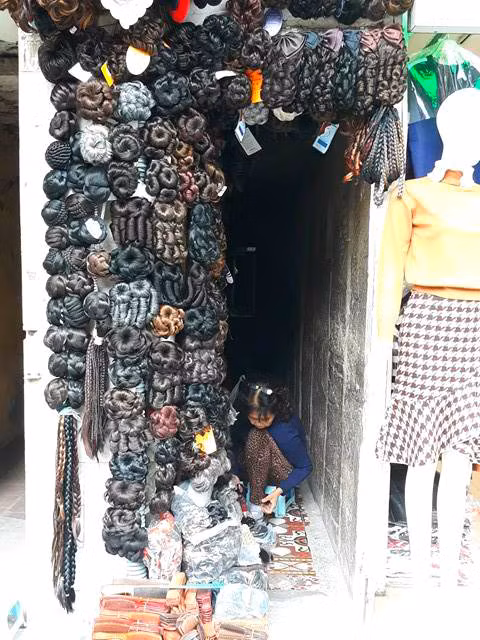 Theo một số tiểu thương, kinh doanh ở các ngõ nhỏ này, người dân có thể tận dụng được diện tích gần nhà, dễ dọn đồ buôn bán, vừa nhanh, lại dễ dàng, không mất chi phí thuê mặt bằng. Đầu ngõ còn có không gian thuận tiện, thu hút được nhiều khách. Trong ảnh, một tiểu thương trên phố Hàng Ngang tận dụng ngõ nhỏ để kinh doanh.