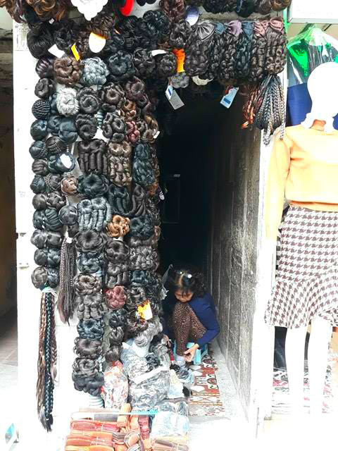 Theo một số tiểu thương, kinh doanh ở các ngõ nhỏ này, người dân có thể tận dụng được diện tích gần nhà, dễ dọn đồ buôn bán, vừa nhanh, lại dễ dàng, không mất chi phí thuê mặt bằng. Đầu ngõ còn có không gian thuận tiện, thu hút được nhiều khách. Trong ảnh, một tiểu thương trên phố Hàng Ngang tận dụng ngõ nhỏ để kinh doanh.