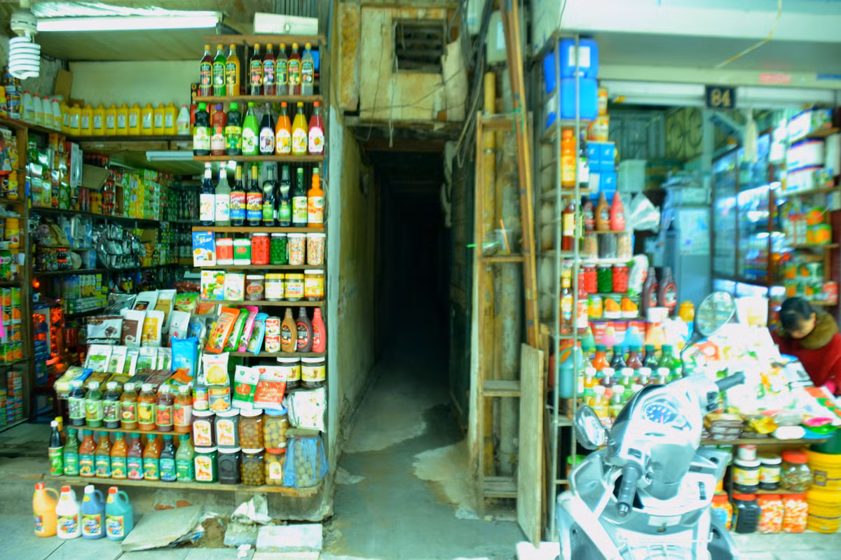 Lối vào/ra tại con ngõ 84 Hàng Buồm thấp và hẹp như địa đạo thời chiến tranh.