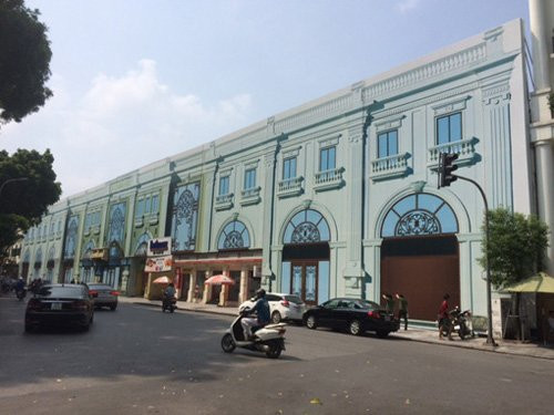 Cụ thể, hai công trình biệt thự cũ số 30 và 32 thuộc nhóm 2 được quản lý và sử dụng theo Quy chế quản lý, sử dụng nhà biệt thự được xây dựng từ trước năm 1954 trên địa bàn Hà Nội. Vì vậy theo ý kiến của các sở ngành các trường hợp đặc biệt này phải phá dỡ để xây dựng công trình mới thì phải được Thủ tướng Chính phủ chấp thuận, sau đó UBND thành phố quyết định cho phép phá dỡ công trình. Ảnh: Hà Nội Mới.