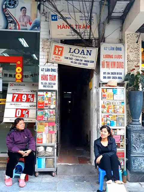 Có những đoạn tối mịt, không đèn, phải bật đèn điện thoại mới đi được như ngõ 47 Lãn Ông.