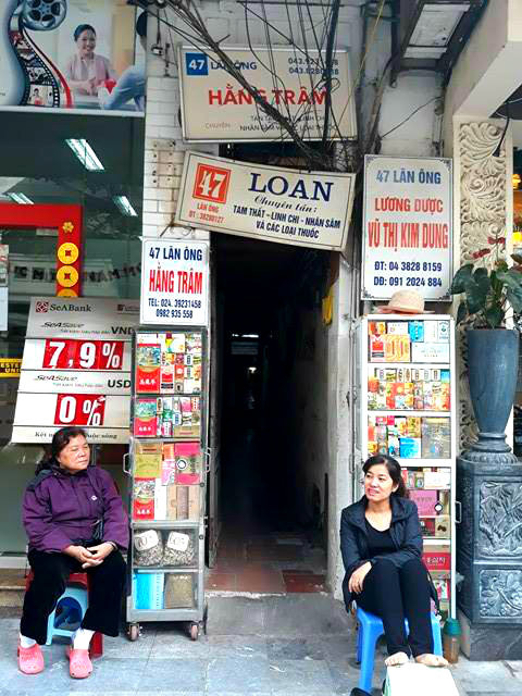 Có những đoạn tối mịt, không đèn, phải bật đèn điện thoại mới đi được như ngõ 47 Lãn Ông.