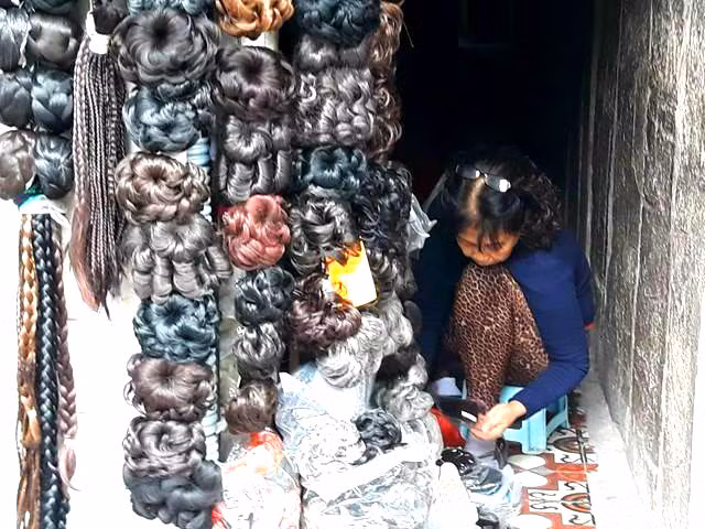 Ngoài ra, giá thuê mặt bằng, đặc biệt là ở khu vực phố cổ đắt đỏ, rất khó cho các tiểu thương và những người làm ăn nhỏ có cơ hội thuê một vị trí rộng rãi, thì việc tận dụng kinh doanh ở các ngõ nhỏ này đang được nhiều người lựa chọn.