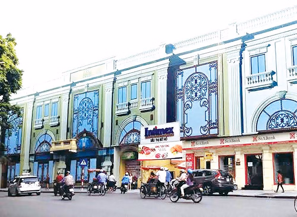 Ngày 20/10/2016, HĐND TP đã có văn bản gửi UBND TP về việc đưa công trình tại nhà số 30, 32 phố Lê Thái Tổ ra khỏi danh mục biệt thự. Trên cơ sở đó, Sở Quy hoạch - Kiến trúc Hà Nội đã có báo cáo về dự án đầu tư xây dựng công trình khách sạn tại khu đất số 22-32 phố Lê Thái Tổ. Ảnh: Việt Nguyễn/báo Đấu Thầu.