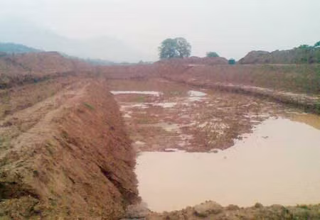 Tuy nhiên, do vướng mắc trong công tác giải phóng mặt bằng và bố trí nguồn vốn, cho nên đến nay dự án mới cơ bản hoàn thành hạng mục cống đầu mối Lương Phú và các công trình trên sông từ sau cống đầu mối đến địa phận xã Cẩm Lĩnh (huyện Ba Vì), tương đương gần 12 km và dự kiến phải đến năm 2018 mới hoàn thành giai đoạn một. Ảnh: CAND.