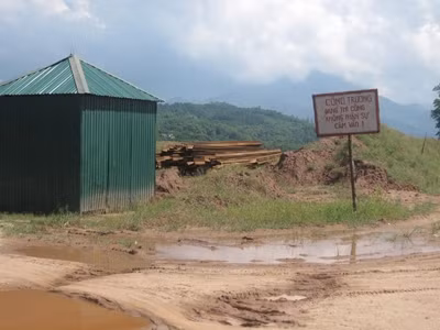 Trước thực trạng này, Phó Chủ tịch Thường trực UBND TP Hà Nội Nguyễn Văn Sửu đã ra thông báo chỉ đạo UBND huyện Ba Vì trực tiếp tổ chức chỉ đạo công tác giải phóng mặt bằng (GPMB) trên địa bàn huyện, đảm bảo tiến độ. Trước ngày 30/9/2017, phải hoàn thành GPMB tại các xã: Tiên Phong, Cam Thượng và thị trấn Tây Đằng. Ảnh: TPO