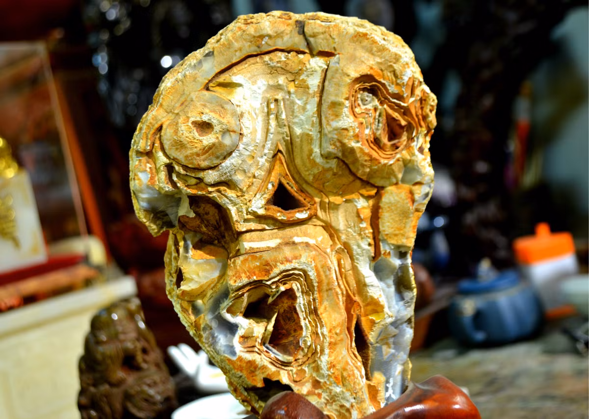 Chính vì thế, anh Bảo coi khối đá tượng trưng cho nỗi thống khổ và đau đớn của con người trong cuộc sống hiện đại, tương tự bức danh họa.