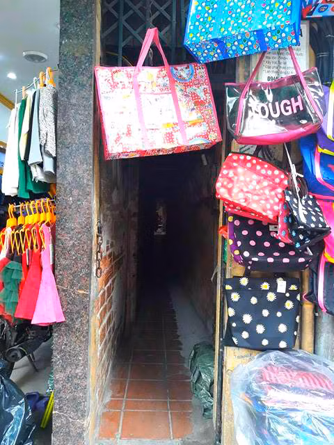 Một con ngõ khác trên phố Hàng Đường được các tiểu thương tận dụng triệt để trong việc bày bán túi xách, mặc dù không gian khá chật hẹp chưa đầy cánh tay.