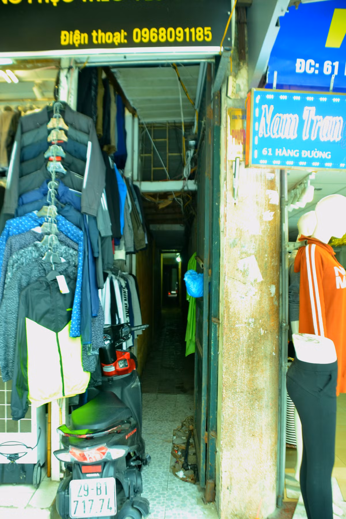 Ngõ 59 Hàng Đường hẹp đến mức nếu không chú ý kỹ người ta dễ lầm tưởng đó chỉ là khoảng không ranh giới giữa hai căn nhà 59 và 61. Những người lần đầu đến đầu ngõ 59 Hàng Đường không thể biết rằng phía trong số nhà 59 này có cả chục hộ dân cư sinh sống.