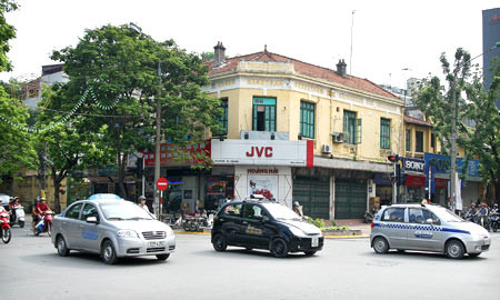  3. Khu đất vàng số 22-24 Hàng Bài và 25-27 Hai Bà Trưng Dự án Trung tâm thương mại - văn phòng và nhà ở tại khu đất vàng số 22-24 Hàng Bài và 25-27 Hai Bà Trưng nằm trong chủ trương của thành phố về xã hội hóa trong đầu tư xây dựng mới các khu tập thể cũ, xuống cấp trên địa bàn, có tổng diện tích mặt bằng khoảng 4.000 m2. Ảnh: Hà Nội Mới.