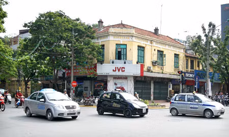  3. Khu đất vàng số 22-24 Hàng Bài và 25-27 Hai Bà Trưng Dự án Trung tâm thương mại - văn phòng và nhà ở tại khu đất vàng số 22-24 Hàng Bài và 25-27 Hai Bà Trưng nằm trong chủ trương của thành phố về xã hội hóa trong đầu tư xây dựng mới các khu tập thể cũ, xuống cấp trên địa bàn, có tổng diện tích mặt bằng khoảng 4.000 m2. Ảnh: Hà Nội Mới.