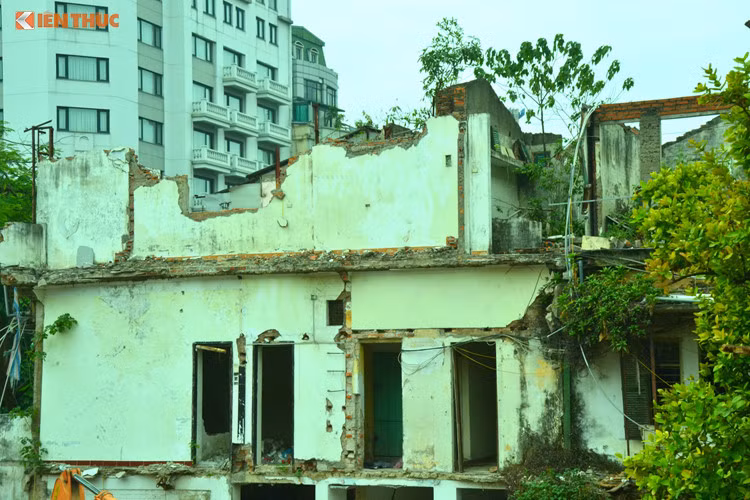 Ngày 13/6/2012, UBND thành phố Hà Nội ban hành Quyết định số 2598/QĐ-UBND về việc thu hồi khu đất này, bàn giao cho Công ty cổ phần tư vấn đầu tư tài chính Toàn Cầu để thực hiện dự án xây dựng lại khu tập thể và cải tạo, sắp xếp lại trụ sở làm việc với tổng mức đầu tư khoảng 190 tỷ đồng. Ảnh: Hồng Liên.