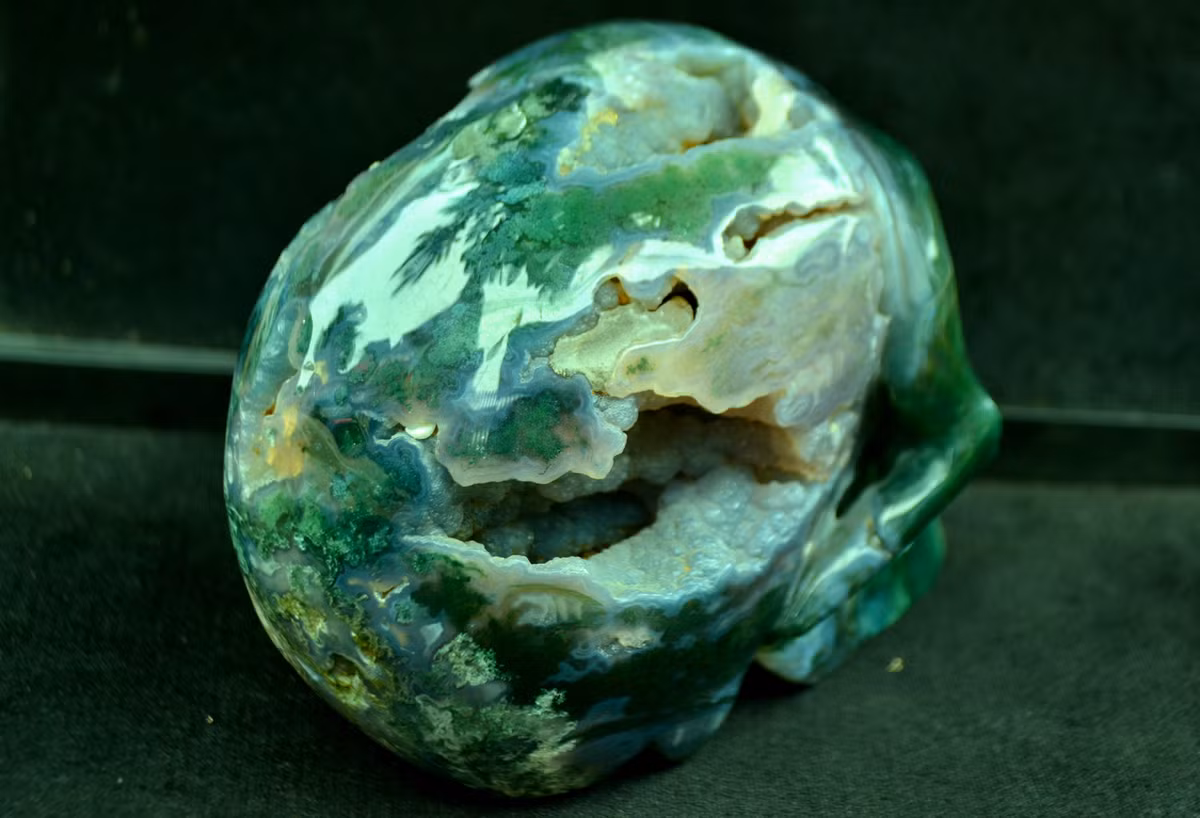 Bên trong là các can thạch được hình thành tự nhiên mô phỏng hình ảnh bộ não của con người.