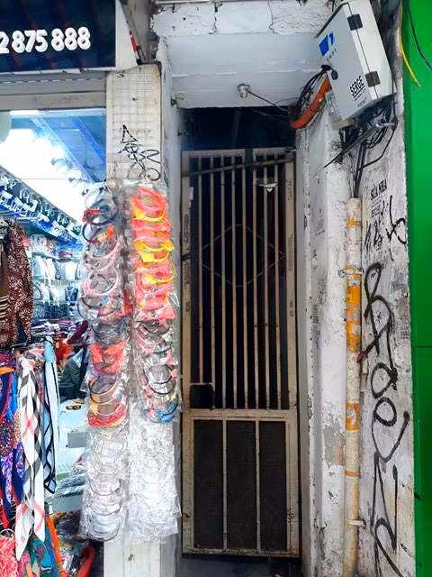 Hầu hết các ngõ này nhìn vào đều xập xệ, tường ẩm mốc, tối tăm, bóng đèn đều không còn sử dụng được. Đặc biệt, trước cửa ngõ luôn có một “hệ thống” điện chằng chịt Giống như ngõ 35 Hàng Đường.