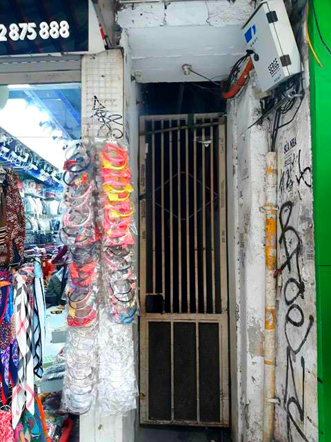 Hầu hết các ngõ này nhìn vào đều xập xệ, tường ẩm mốc, tối tăm, bóng đèn đều không còn sử dụng được. Đặc biệt, trước cửa ngõ luôn có một “hệ thống” điện chằng chịt Giống như ngõ 35 Hàng Đường.