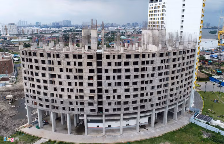 Tuy nhiên, kể từ hồi tháng 3/2017, dự án này đã ngưng bán hàng. Ghi nhận tại thời điểm tháng 5/2017, dự án căn hộ cao cấp và trung tâm thương mại này chỉ có một block được xây dựng và hoạt động. Ảnh: NTD