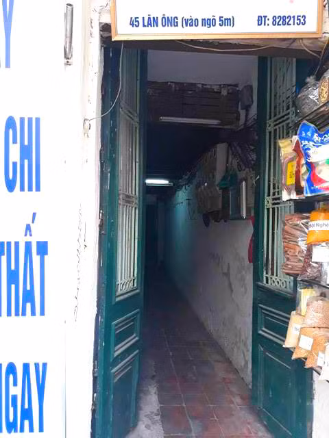 Con ngõ 45 phố Lãn Ông nhỏ, tối và sâu hun hút gây cảm giác hơi lạnh người.