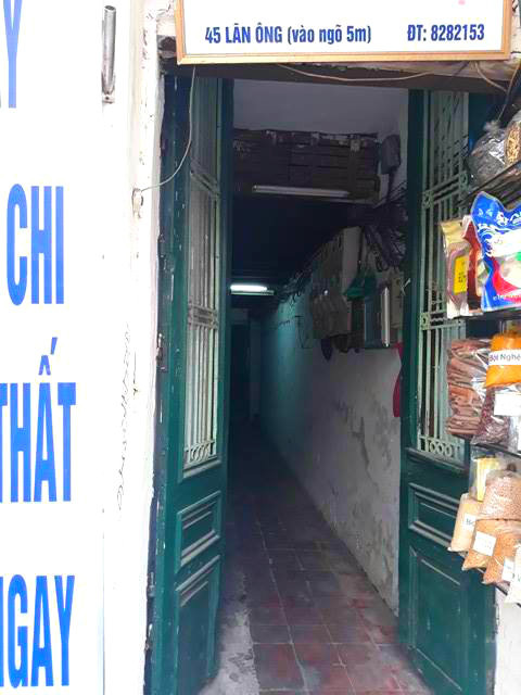 Con ngõ 45 phố Lãn Ông nhỏ, tối và sâu hun hút gây cảm giác hơi lạnh người.