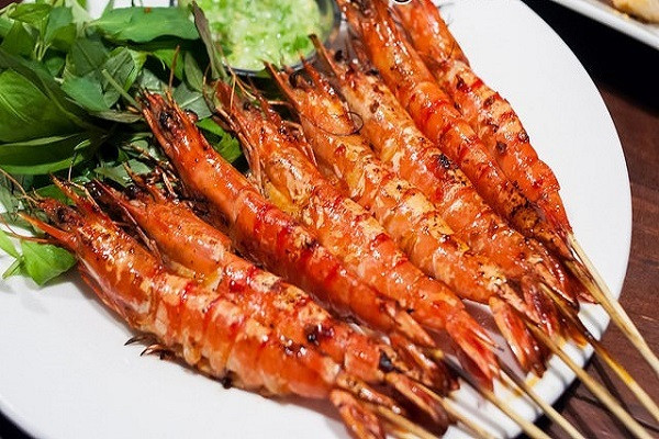 Tôm. Tôm có đặc tính đi lùi, đầu to nên nhiều người ngại ăn vào dịp Tết. Người dân quan niệm món ăn sẽ khiến công việc khó tiến triển, không thăng tiến mà còn có thể đi xuống. Dù vậy, quan niệm ăn uống ngày Tết giờ đây ngày càng “cởi mở” hơn. Nhiều nơi chọn tôm làm món ăn giải ngán, bởi thực phẩm này vừa ngon lại vừa giàu dinh dưỡng.