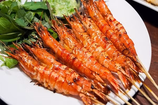 Tôm. Tôm có đặc tính đi lùi, đầu to nên nhiều người ngại ăn vào dịp Tết. Người dân quan niệm món ăn sẽ khiến công việc khó tiến triển, không thăng tiến mà còn có thể đi xuống. Dù vậy, quan niệm ăn uống ngày Tết giờ đây ngày càng “cởi mở” hơn. Nhiều nơi chọn tôm làm món ăn giải ngán, bởi thực phẩm này vừa ngon lại vừa giàu dinh dưỡng.