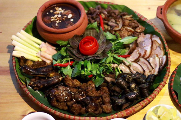 Vậy nhưng, thịt chó lại là món “đại kỵ” dịp Tết hoặc các ngày đầu tháng bởi nhiều nơi cho rằng, món ăn có thể mang đến điều đen đủi.