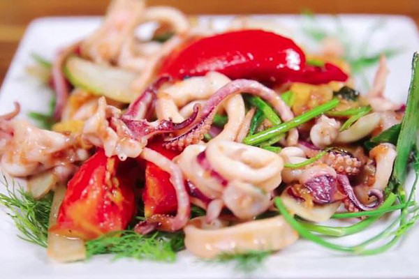 Mực. Mực là một trong những món ăn xui xẻo dịp Tết ở cả ba miền Bắc, Trung, Nam. Lý do mực trở thành món kiêng kị đầu năm xuất phát từ quan niệm “đen như mực” của ông cha từ nhiều năm trước.