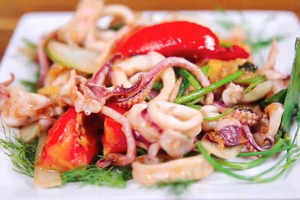 Mực. Mực là một trong những món ăn xui xẻo dịp Tết ở cả ba miền Bắc, Trung, Nam. Lý do mực trở thành món kiêng kị đầu năm xuất phát từ quan niệm “đen như mực” của ông cha từ nhiều năm trước.