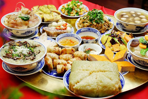 Các món chua, cay, chát, mặn. Đầu năm mới nhiều người thường chọn những món ăn có hương vị ngọt ngào và kỵ những món chua, cay, chát, mặn. Điều này bắt nguồn từ mong muốn một năm suôn sẻ, tránh xa những điều khổ đau, chua chát.