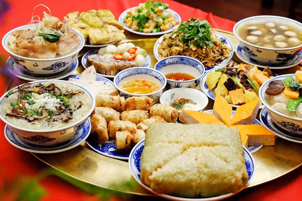 Các món chua, cay, chát, mặn. Đầu năm mới nhiều người thường chọn những món ăn có hương vị ngọt ngào và kỵ những món chua, cay, chát, mặn. Điều này bắt nguồn từ mong muốn một năm suôn sẻ, tránh xa những điều khổ đau, chua chát.