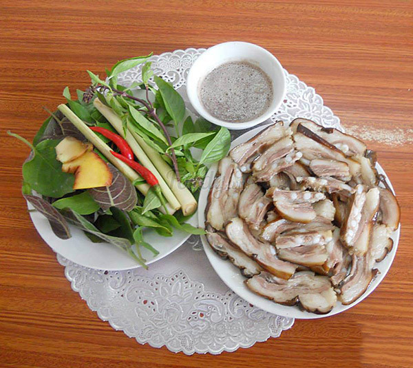 Thịt chó. Thịt chó giàu đạm, có thể chế biến nhiều món ngon, được dân nhậu yêu thích. Món ăn này được dùng nhiều những ngày cuối tháng hoặc cuối năm bởi quan niệm sẽ giúp giải vận đen.