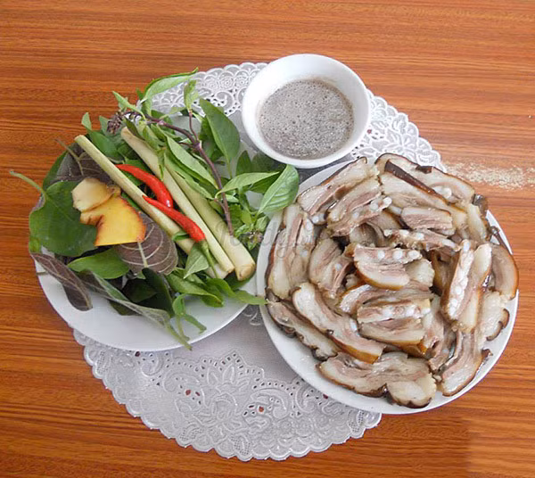 Thịt chó. Thịt chó giàu đạm, có thể chế biến nhiều món ngon, được dân nhậu yêu thích. Món ăn này được dùng nhiều những ngày cuối tháng hoặc cuối năm bởi quan niệm sẽ giúp giải vận đen.