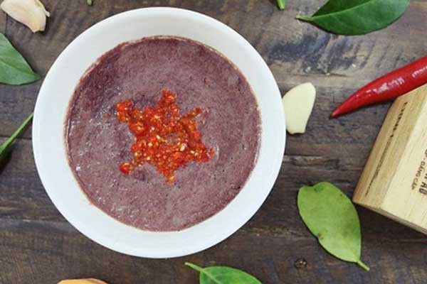 Mắm tôm. Mắm tôm có thành phần chính là những con tôm nhỏ cũng không được dùng nhiều dịp Tết. Họ cho rằng ăn mắm tôm sẽ cản trở con đường phát triển. Mặt khác, mắm tôm khá “nặng mùi”, ăn vào ảnh hưởng đến hơi thở nên nhiều người từ chối.