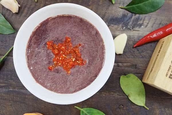 Mắm tôm. Mắm tôm có thành phần chính là những con tôm nhỏ cũng không được dùng nhiều dịp Tết. Họ cho rằng ăn mắm tôm sẽ cản trở con đường phát triển. Mặt khác, mắm tôm khá “nặng mùi”, ăn vào ảnh hưởng đến hơi thở nên nhiều người từ chối.