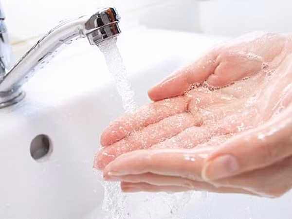 Điều này bắt nguồn từ việc tắm rửa bằng nước lạnh rất có thể khiến hơi lạnh xâm nhập vào cơ thể. Đặc biệt, đôi tay và vùng kín phụ nữ kỳ kinh nguyệt sẽ nhạy cảm hơn. Tiếp xúc với nước lạnh rất dễ bị nhiễm hàn khí. Tình trạng này kéo dài có thể dẫn đến rối loạn chu kỳ kinh, đau đầu.