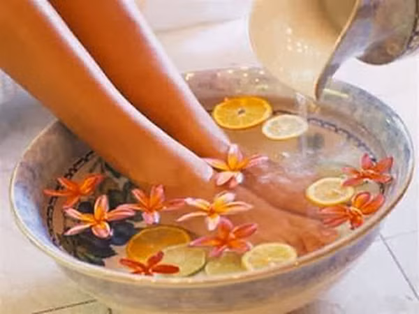 Nguyên tắc “1 rửa” – rửa chân bằng nước ấm. Kỳ kinh nguyệt, phụ nữ rất dễ bị khí lạnh thâm nhập. Thời điểm này, chị em nên dùng nước ấm ngâm chân trước khi đi ngủ. Nhiệt độ ấm áp của nước sẽ giúp xua hàn khí, làm ấm tử cung.