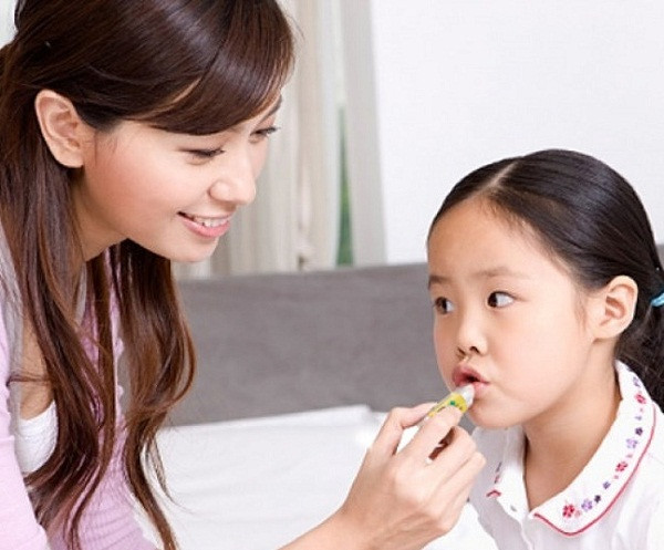 Bên cạnh việc chăm sóc từ bên trong, sử dụng sản phẩm dưỡng ẩm bên ngoài cho trẻ cũng rất hữu dụng. Cha mẹ lưu ý, không dùng son dưỡng của người lớn lên môi bé.