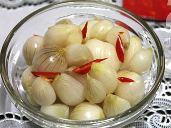  Dưa hành muối, đồ muối chua được nhiều người ưa thích trong các bữa ăn nhờ vị thanh mát, giải ngán rất tốt. Không những vậy, đồ muối chua chứa nhiều enzym, vi khuẩn có lợi góp phần kích thích tiêu hóa, giảm cảm giác đầy hơi chướng bụng khi nạp nhiều món chiên rán. (Ảnh minh họa)