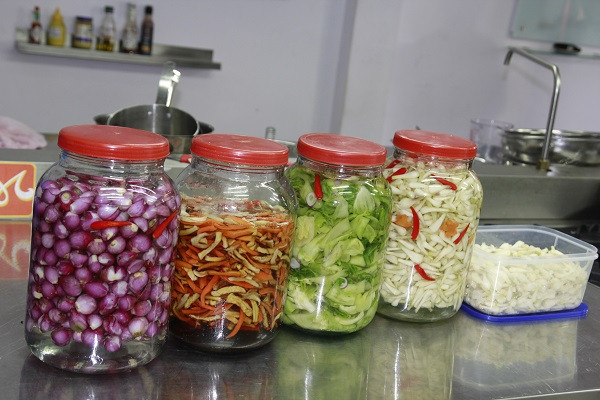 Tuy nhiên, ăn nhiều đồ muối chua có thể khiến dạ dày tăng tiết dịch vị dẫn tới đau dạ dày. Axit trong đồ muối chua tác động khiến những vết loét có sẵn ngày càng lan rộng và sâu hơn. Điều này làm gia tăng các bệnh lý nguy hiểm như thủng dạ dày, xuất huyết dạ dày, viêm loét dạ dày...