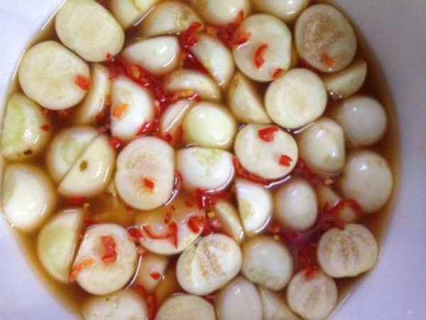 Ăn đồ muối xổi: Khi muối dưa, vi khuẩn lên men lactic gặp điều kiện thuận lợi sẽ sử dụng chất đường bột sẵn có trong rau để phát triển rồi chuyển hóa thành axit lactic làm chua dưa. Trong điều kiện đó, các loại vi khuẩn khác không phát triển được và bị diệt.