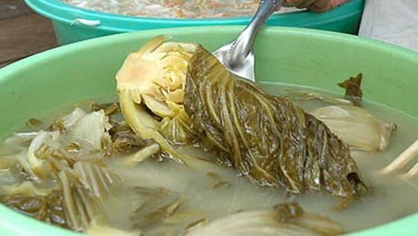 Chỉ cần tiêu thụ 1mg aflatoxin có thể làm tăng nguy cơ ung thư, trường hợp tiêu thụ hơn 20mg có thể dẫn tới tử vong. Độc tính của aflatoxin mạnh gấp 10 lần so với loại thuốc độc nổi tiếng kali xyanua. Thậm chí, các nhà khoa học công nhận aflatoxin độc hơn nọc độc của rắn hổ mang.