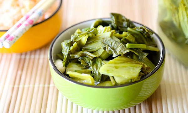 Với cách muối xổi, do thời gian muối dưa quá ngắn, môi trường muối dưa không đủ độ axit để kìm hãm sự phát triển của những loại vi khuẩn có hại. Do đó, thực phẩm sẽ có vi khuẩn và các ký sinh trùng gây bệnh. Điều này rất bất lợi cho sức khỏe người dùng.