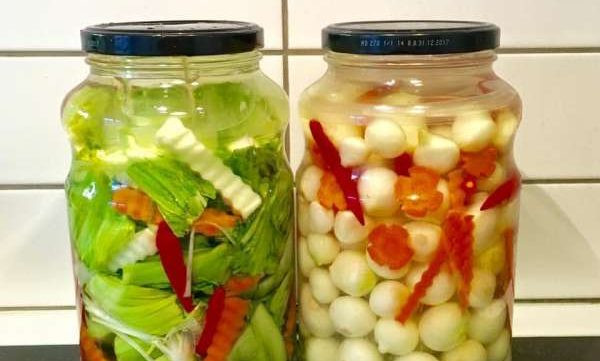 Vậy nhưng, lợi ích của đồ muối chua chỉ có được khi chúng ta ăn đúng cách, số lượng vừa phải. Ngược lại, ăn đồ muối chua kiểu dưới đây không mang lại tác dụng, thậm chí còn khiến bạn“tiền mất tật mang”.